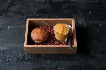 地元のおばあちゃんが手作りする干し柿を使った『どら焼き／焼き柿／緑茶』