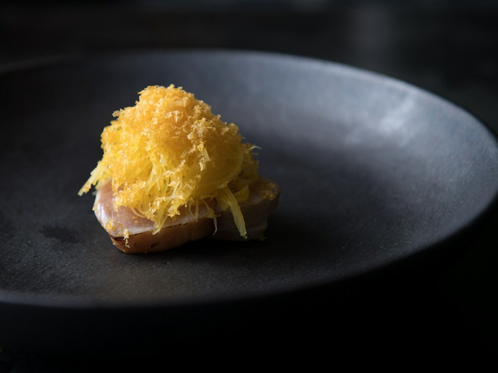 ブリの腹身を燻製にし、キャロット・ラペと合わせた『鰤／黄ニンジン／唐墨』