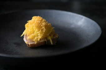 ブリの腹身を燻製にし、キャロット・ラペと合わせた『鰤／黄ニンジン／唐墨』