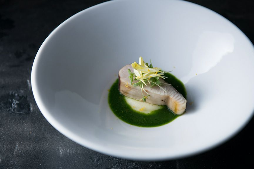 火入れに注力し、ビビッドな春菊のソースと合わせた『鰆/春菊/柚子』