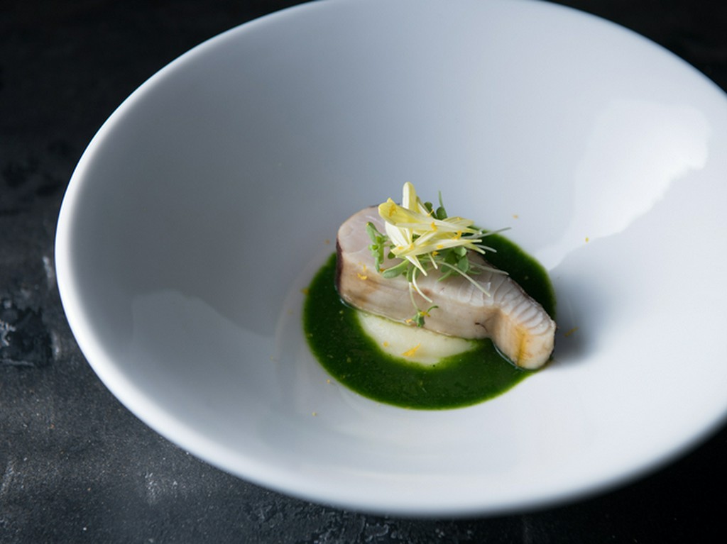 火入れに注力し、ビビッドな春菊のソースと合わせた『鰆／春菊／柚子』