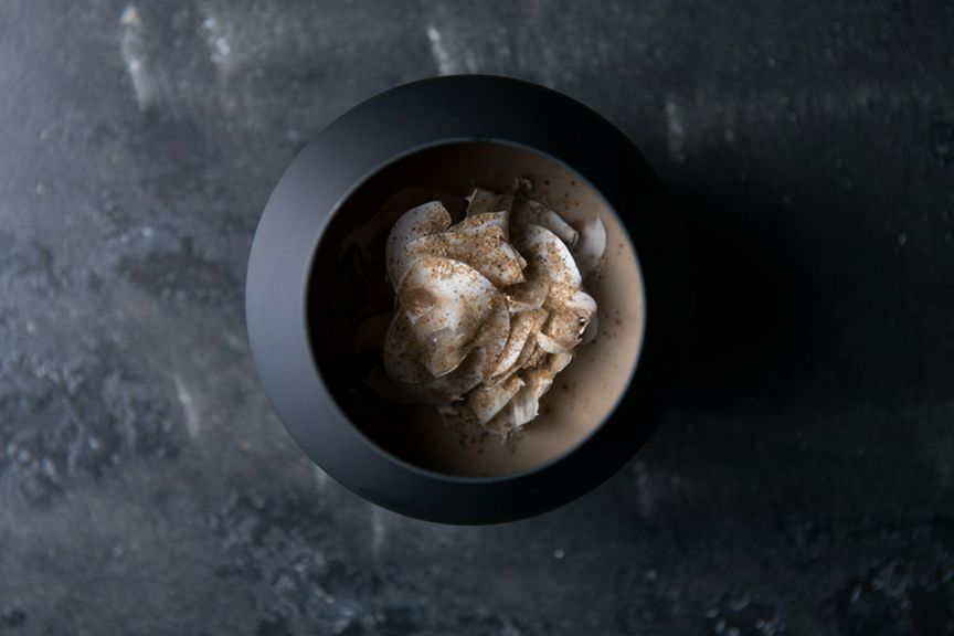 マッシュルームと卵で二層仕立てにした『発酵マッシュルーム/卵/椎茸』