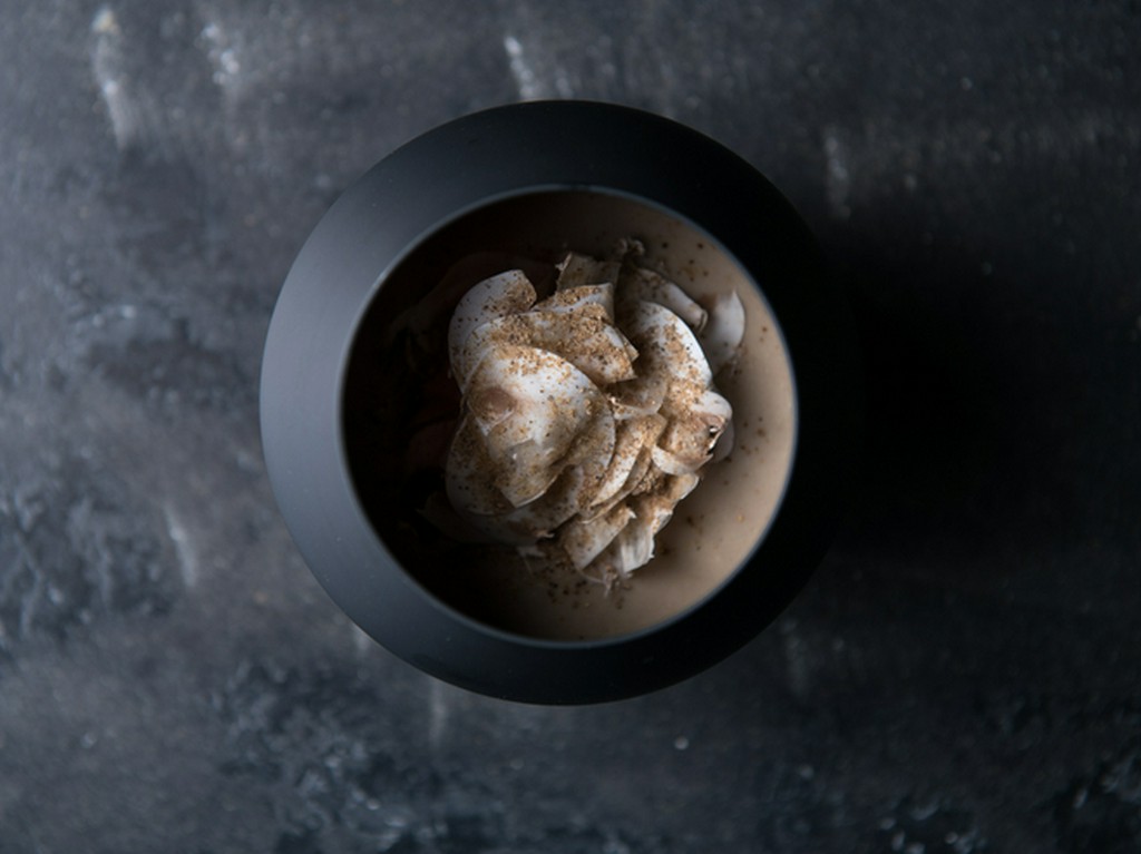 マッシュルームと卵で二層仕立てにした『発酵マッシュルーム／卵／椎茸』