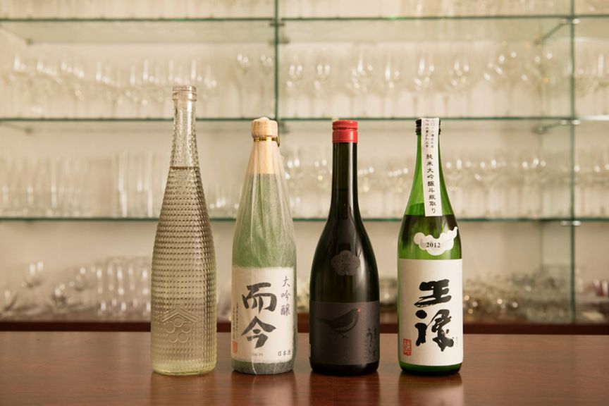 日本酒は全国各地のおよそ50蔵、100銘柄以上をラインナップ