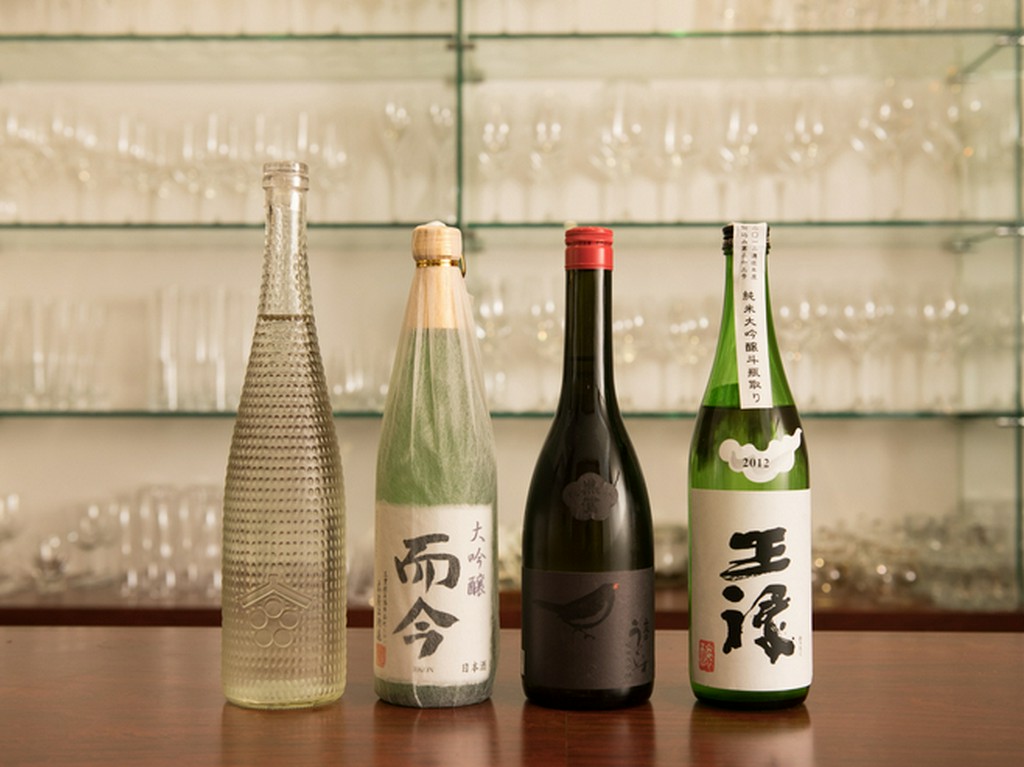 日本酒は全国各地のおよそ50蔵、100銘柄以上をラインナップ