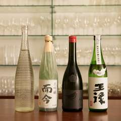 日本酒は全国各地のおよそ50蔵、100銘柄以上をラインナップ