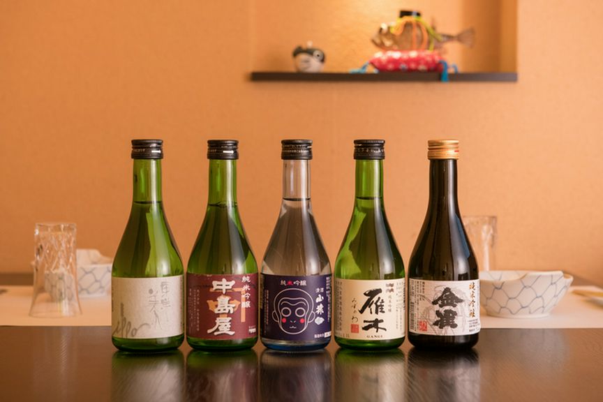 300mlの飲みきりサイズの地酒を10種ほど用意