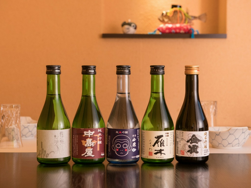 300mlの飲みきりサイズの地酒を10種ほど用意