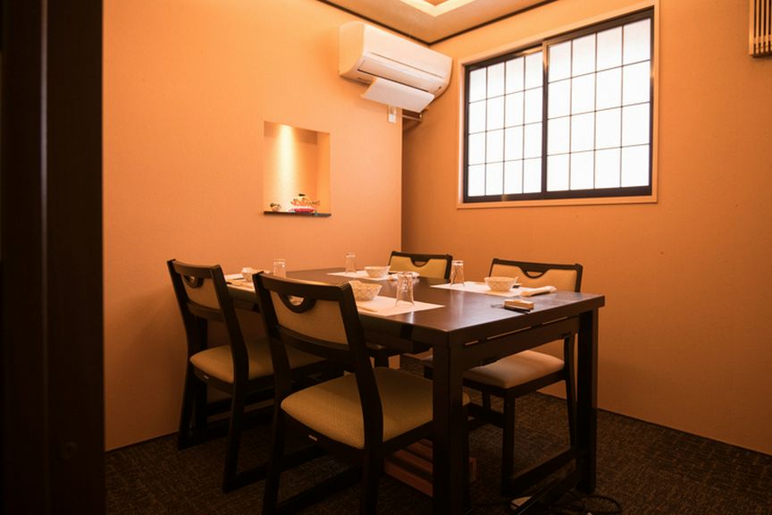 シンプルに改装されたテーブル席の個室