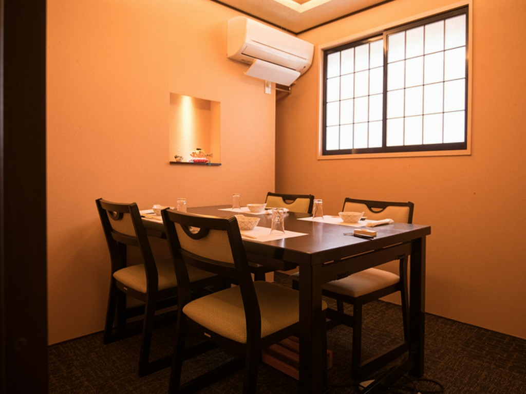 シンプルに改装されたテーブル席の個室