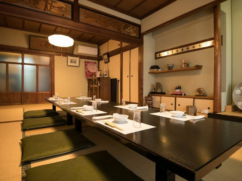 欄間や無節の柱など、意匠の凝らされたつくりが目を引く