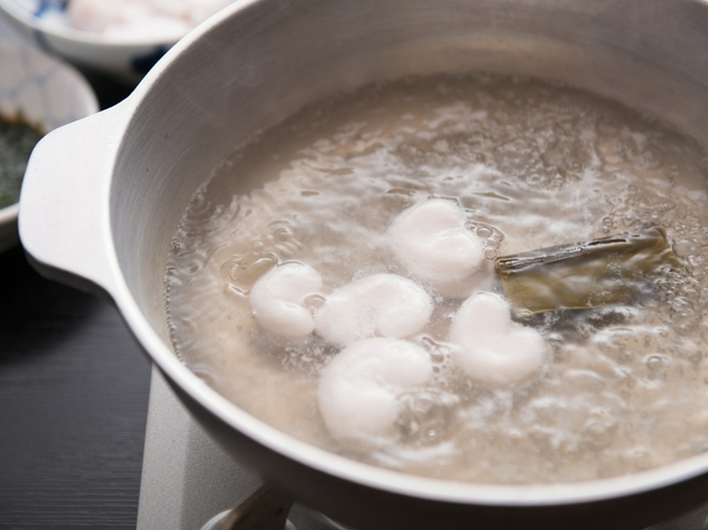 白子からスタートしてから身を味わう『ふぐちり』