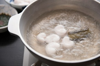 白子からスタートしてから身を味わう『ふぐちり』