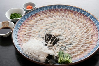 噛みしめるほどに旨みがじんわりと広がる『ふぐ刺し』