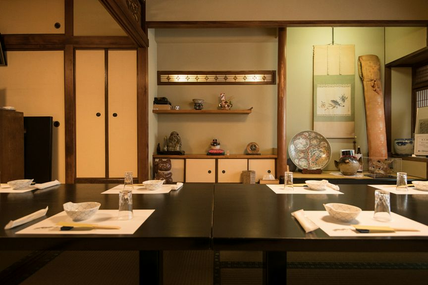 唐戸市場の目の前に建つ、築約60年の風情あふれる建物