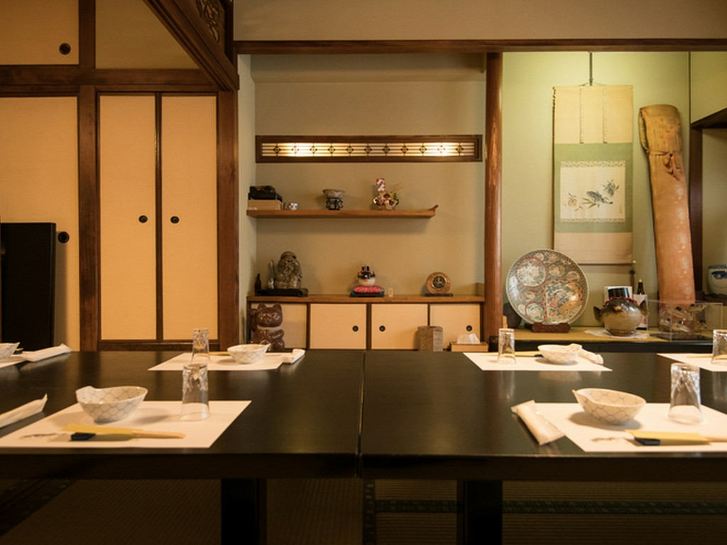 唐戸市場の目の前に建つ、築約60年の風情あふれる建物