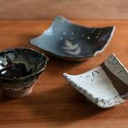 店主の握る独創的な寿司や一品料理を盛り付けるのは、奥様の母が焼いたという陶器。自己流の焼き方なので、形や色の出し方などはさまざまですが、それもまたよいアクセントに。