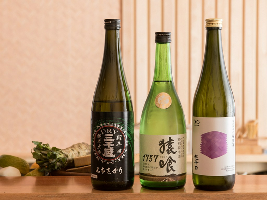 寿司との相性を考え、地元福岡の酒を中心にセレクト