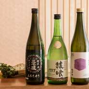 日本酒は『三千盛』や『日高見』などを定番に、常時7種ほどをラインナップ。純米吟醸を中心にした、綺麗すぎず、重すぎない、寿司との相性を考えた銘柄を取り揃えます。月に一度に内容も変わります。
