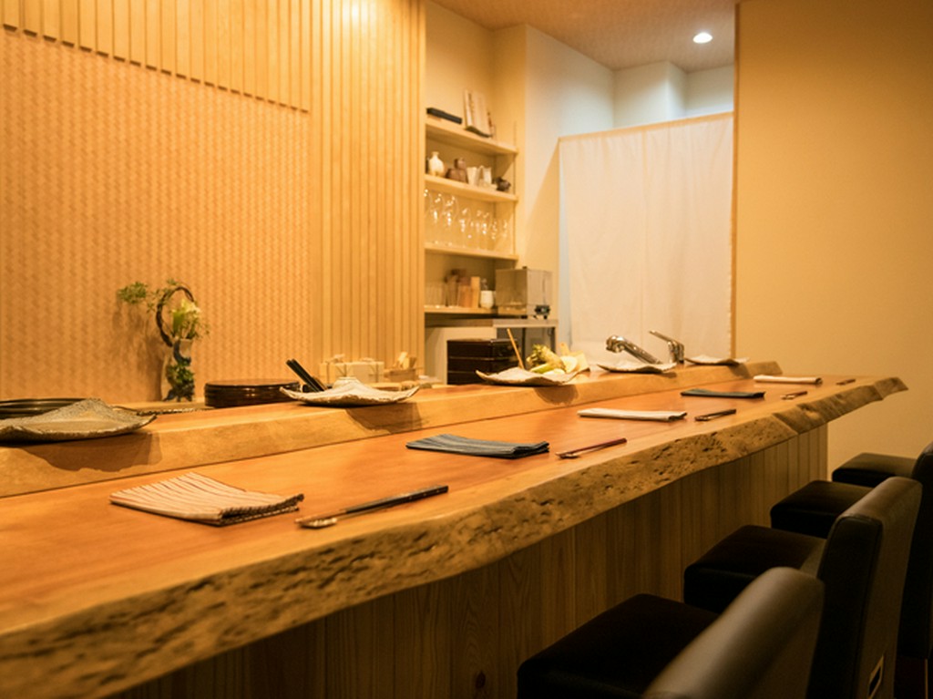 肩肘張らずに楽しめる、飲屋街の小カウンター