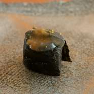 行橋産のアオナマコは、塩で洗ってから60℃のほうじ茶で1分間煮て茶ぶりに。そうすることで生臭さを取り除くだけでなく、コリコリとした程よい食感を引き立てました。