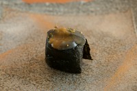 行橋産のアオナマコは、塩で洗ってから60℃のほうじ茶で1分間煮て茶ぶりに。そうすることで生臭さを取り除くだけでなく、コリコリとした程よい食感を引き立てました。