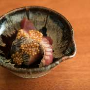 角島産の本ガツオは、軽く炙ってたたき風に仕上げてから、粒マスタードと和えました。プチプチとした食感のマスタードがカツオの旨みに寄り添います。