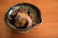 角島産の本ガツオは、軽く炙ってたたき風に仕上げてから、粒マスタードと和えました。プチプチとした食感のマスタードがカツオの旨みに寄り添います。