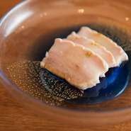 クジラの胃袋をボイルして、ポン酢と和えただけの一品ながら、格好の酒の肴に。ポン酢のさっぱりとした味わいのなかにもクジラの美味しさが広がっていきます。