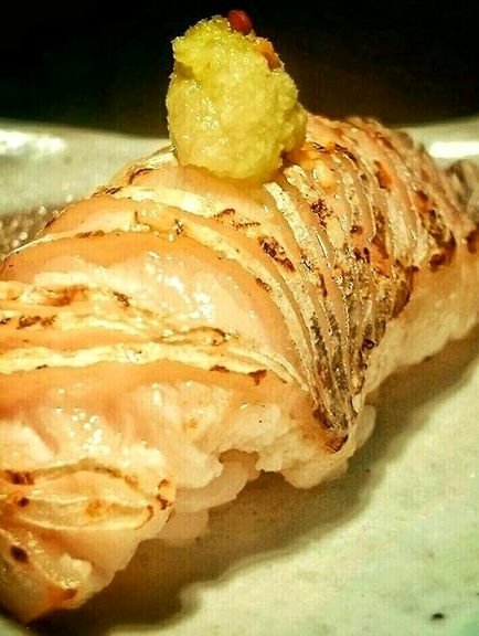 熟成をかけ、炙った腹身と背身で握る『サワラ』