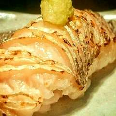 熟成をかけ、炙った腹身と背身で握る『サワラ』