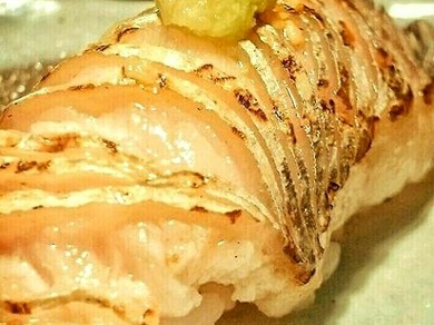 熟成をかけ、炙った腹身と背身で握る『サワラ』