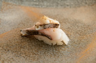 背身と腹身。魚の異なる部位をひとつの握りにした『サワラ』