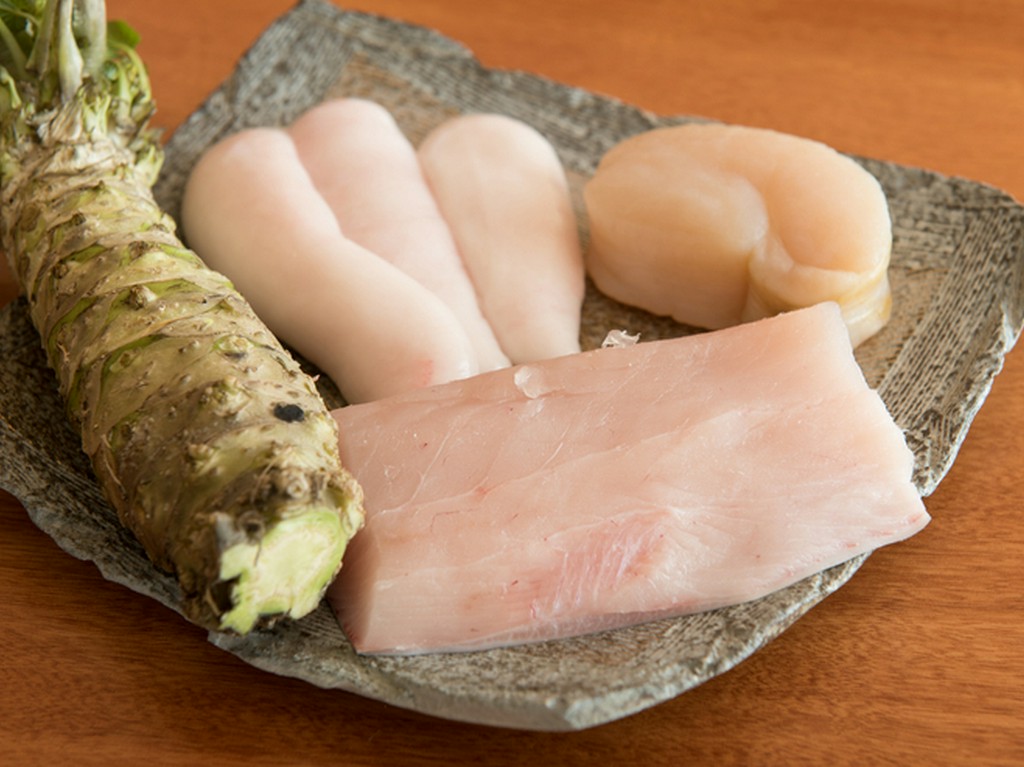 熟成させて旨みを凝縮させる藍島産の放血神経締めのサワラ