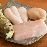 行橋産の青ナマコ、鐘崎のヒラメなど、福岡の漁場は豊かですが、なかでも、こだわるのは藍島の漁師、隆盛丸・両羽氏から仕入れるサワラ。腐敗の元となる血をぬいた放血神経締めのサワラは極上品です。
