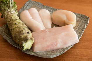 熟成させて旨みを凝縮させる藍島産の放血神経締めのサワラ