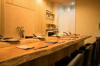 店主との距離感も近い、カウンター5席だけの空間