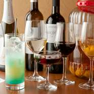 飲み放題付きの各種コースを提供中です。飲み放題には、ワイン、焼酎などのお酒はもちろん、ソフトドリンクも入っているため、お酒が苦手な方も楽しめます。