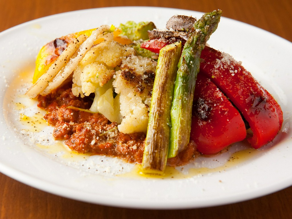 こんがり焼いた野菜を絶品ミートソースにからめていただく『いろいろ豊岡野菜のグリル』