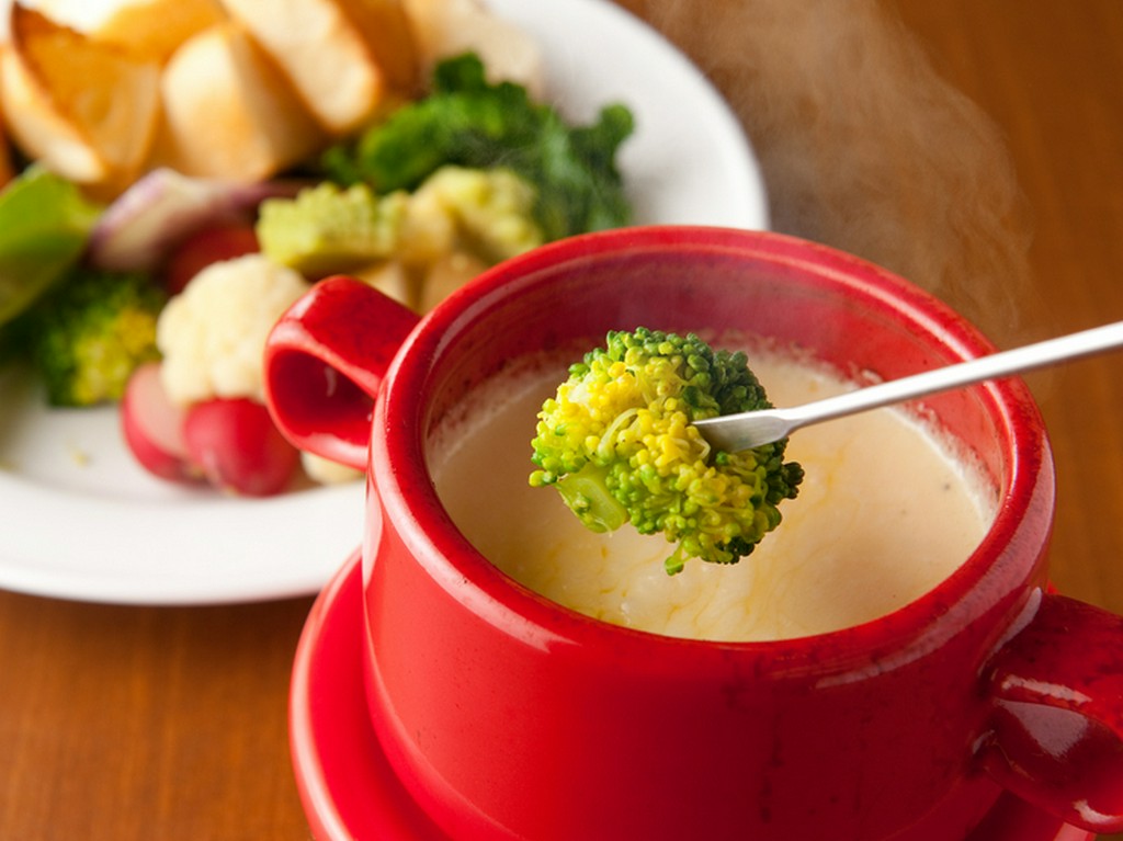 濃厚なチーズソースが旬の野菜の旨みを引き立てる『豊岡野菜の自家製チーズフォンデュ』