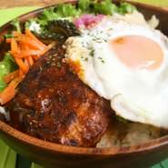 沖縄県産牛肉＆豚肉を使い、肉汁をしっかり閉じ込め焼いたハンバーグをのせた『ロコモコ』。
沖縄料理のしりしりと自家製のピクルスと共に、沖縄の美味しさが充実♪