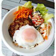 サラダボウルとはライスの代わりにたっぷりの野菜でヘルシーに召し上がっていただけるメニューです♪ロコモコ、あぐー豚肉生姜焼きがあります。