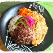 自家製バターチキンカレーはスパイシーと旨みがクセなる仕上がりに。肉汁の旨みをギュッと詰め込み焼き上げたハンバーグをのせた当店自慢のヒトサラ♪