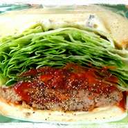 【人気No2】沖縄県産の牛肉と豚肉を1つずつ手ごねで作ったハンバーグと野菜がたっぷり入ったヘルシーなサンドイッチです。肉汁を使ったオリジナルソースが絶品で、とっても美味しいパンを使ったトーストサンドです♪