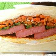 【金・土限定】スパム、ゴーヤー、人参しりしり、玉子焼きと沖縄らしいサンドイッチで、それぞれ味付けが違うのに抜群な仕上がりになってます♪オススメです☆