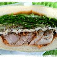 チキンはオリジナルソースに3日間漬けこんで焼き上げました。
にんにくと生姜が効いたこだわりのグリルチキンです。