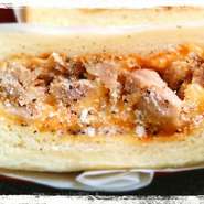 グリルチキンをオリジナルソースで味付け、トロトロのチーズと絡めたサンドイッチです。リピーター多し♪