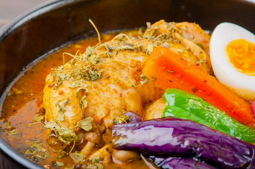ランチではスープカレー専門店、ディナーでは居酒屋に