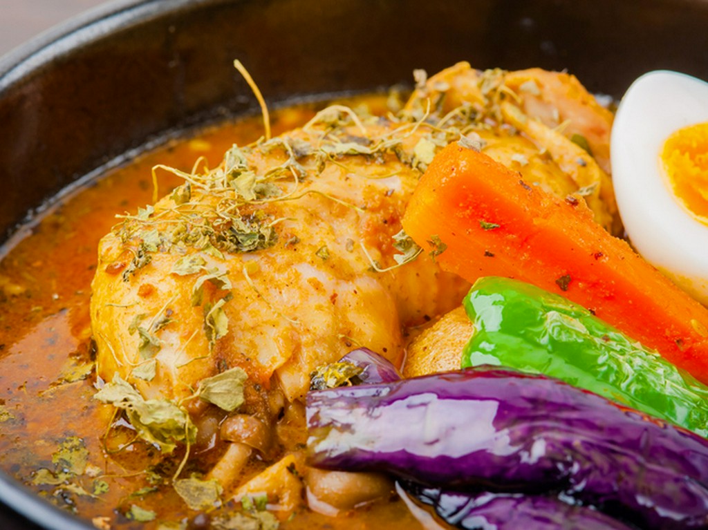 ランチではスープカレー専門店、ディナーでは居酒屋に