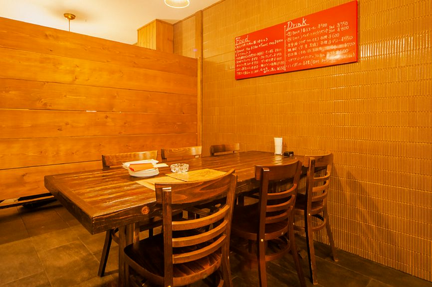 木の温もりを大切にしたくつろげる店内で時には賑やかに